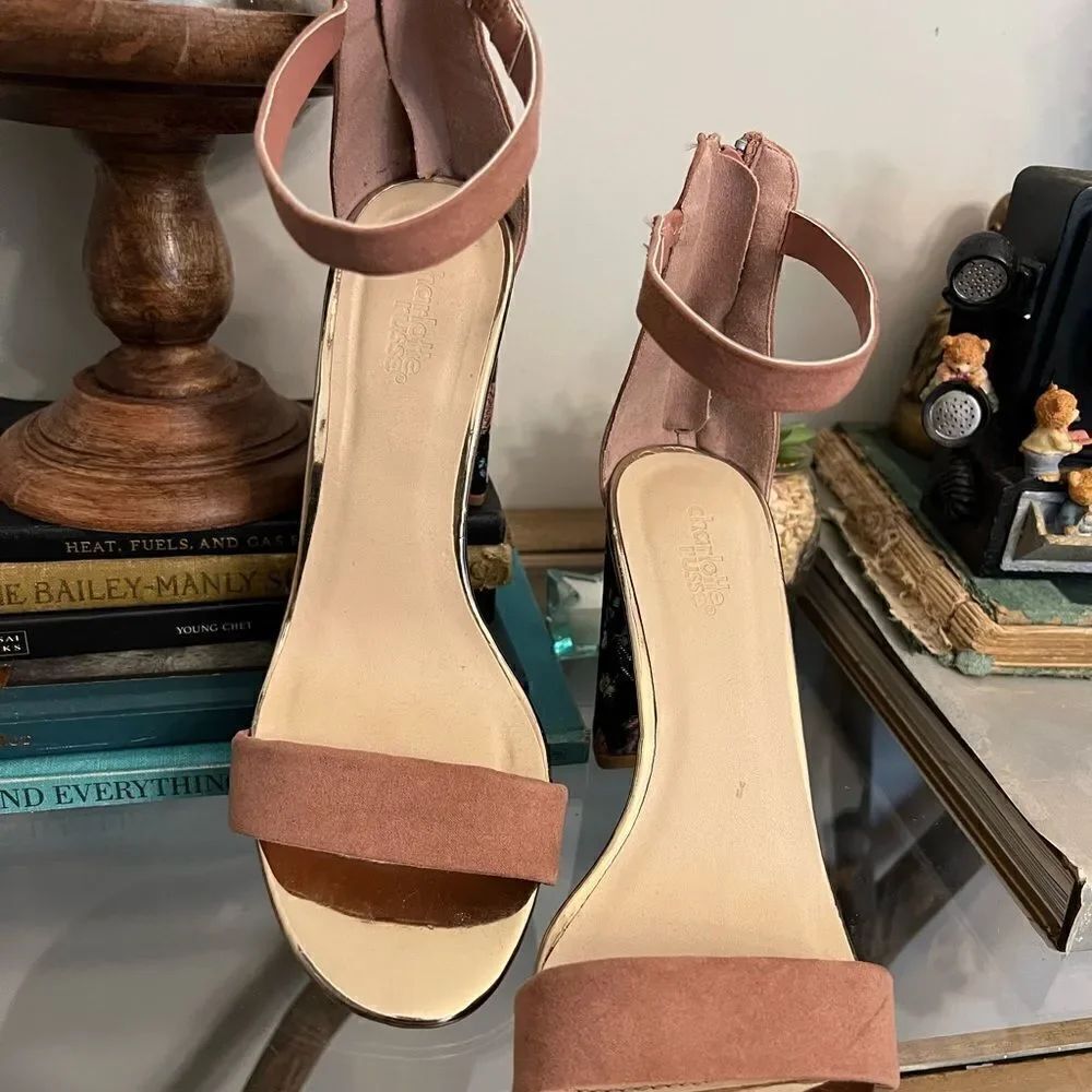Women’s super cute floral gold block heel sandal. Size 8.